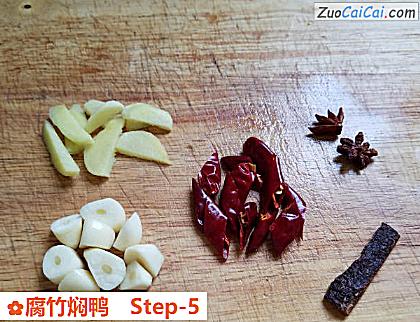 腐竹焖鸭做法第五步骤
