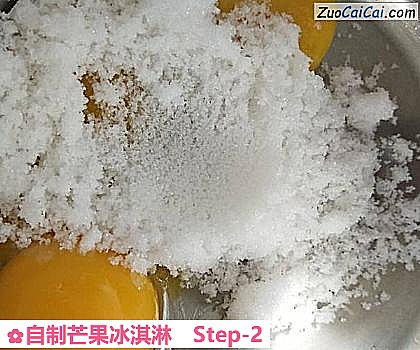 自制芒果冰淇淋做法第二步骤