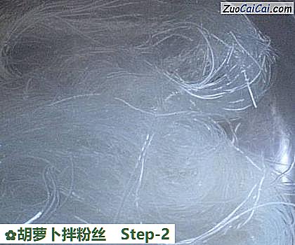 胡萝卜拌粉丝做法第二步骤