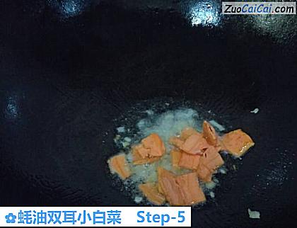 蚝油双耳小白菜做法第五步骤