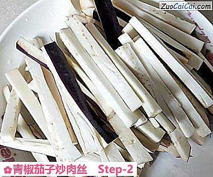 青椒茄子炒肉丝做法第二步骤