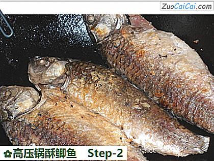 高压锅酥鲫鱼做法第二步骤