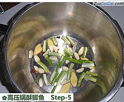 高压锅酥鲫鱼做法第五步骤