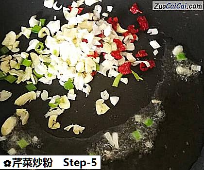 芹菜炒粉做法第五步骤