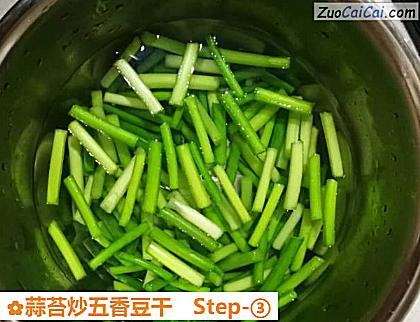 蒜苔炒五香豆干做法第三步骤