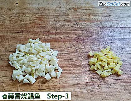 蒜香烧鲳鱼做法第三步骤