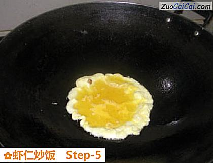 虾仁炒饭做法第五步骤