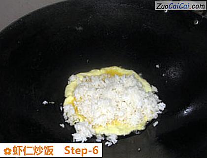 虾仁炒饭做法第六步骤