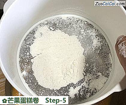 芒果蛋糕卷做法第五步骤