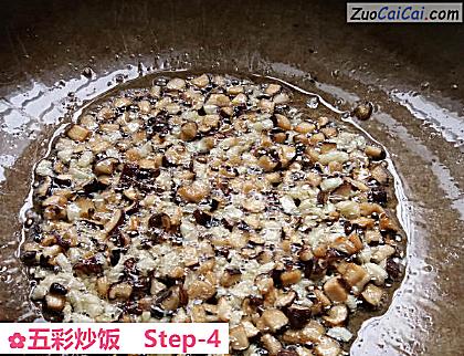 五彩炒饭做法第四步骤