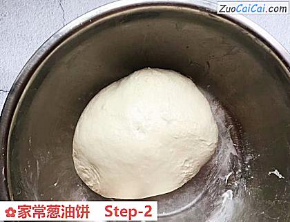 家常葱油饼做法第二步骤