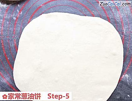 家常葱油饼做法第五步骤