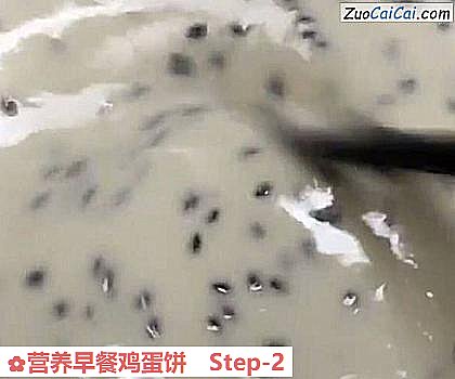 营养早餐鸡蛋饼做法第二步骤