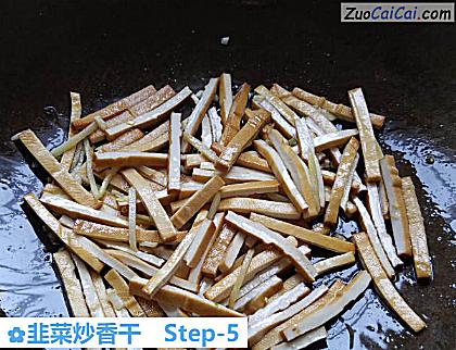 韭菜炒香干做法第五步骤