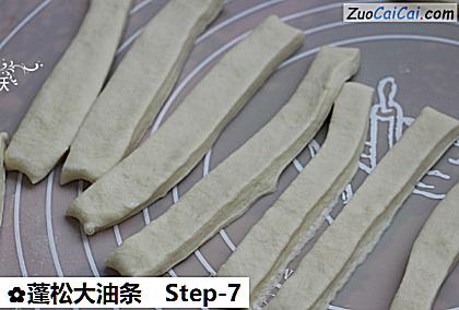 蓬松大油条做法第七步骤