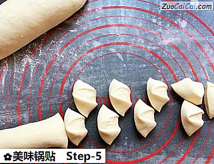 美味锅贴做法第五步骤