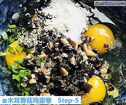 木耳香菇鸡蛋卷做法第五步骤
