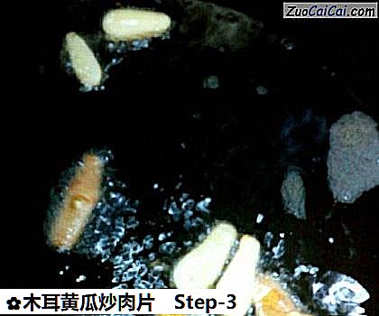 木耳黄瓜炒肉片做法第三步骤