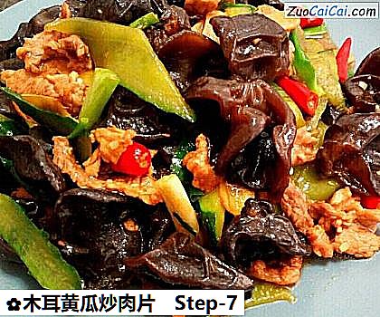 木耳黄瓜炒肉片做法第七步骤