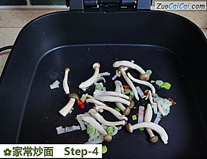 家常炒面做法第四步骤
