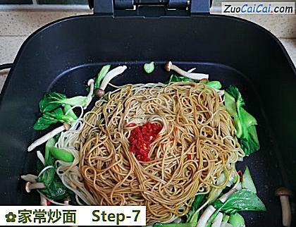 家常炒面做法第七步骤