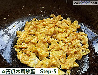 青瓜木耳炒蛋做法第五步骤