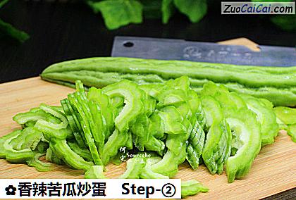 香辣苦瓜炒蛋做法第二步骤