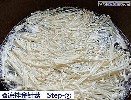凉拌金针菇做法第二步骤