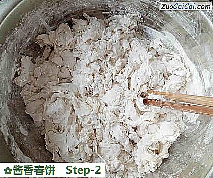 酱香春饼做法第二步骤