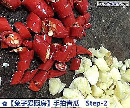 手拍青瓜做法第二步骤