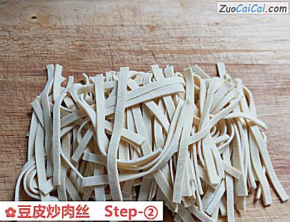 豆皮炒肉丝做法第二步骤