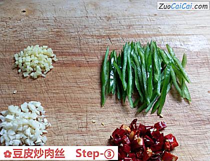 豆皮炒肉丝做法第三步骤