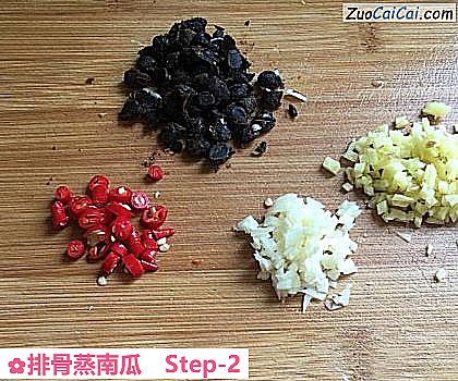 排骨蒸南瓜做法第二步骤