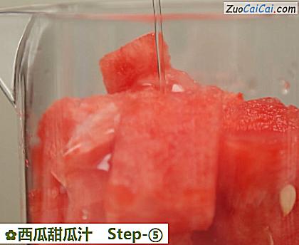 西瓜甜瓜汁做法第五步骤