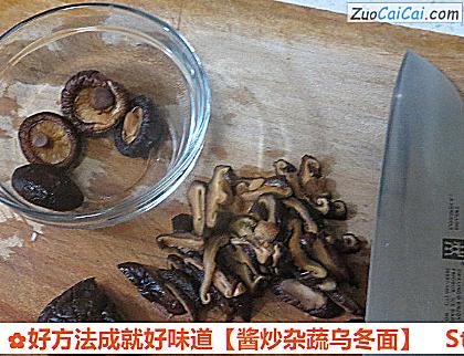 酱炒杂蔬乌冬面做法第七步骤