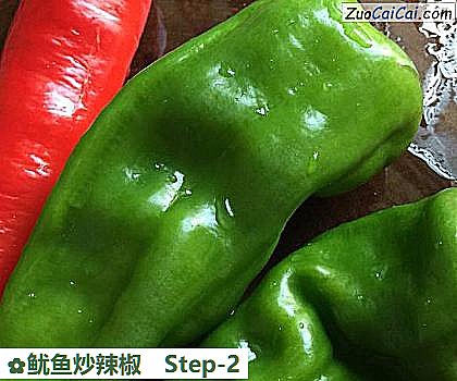 鱿鱼炒辣椒做法第二步骤