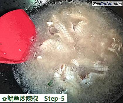 鱿鱼炒辣椒做法第五步骤