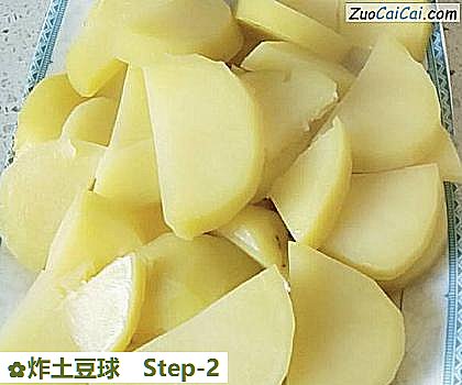 炸土豆球做法第二步骤