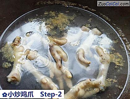 小炒鸡爪做法第二步骤