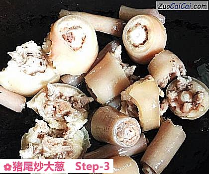 猪尾炒大葱做法第三步骤
