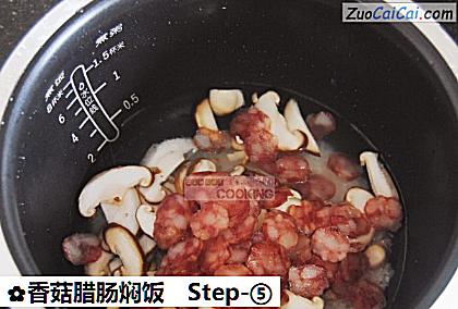 香菇腊肠焖饭做法第五步骤