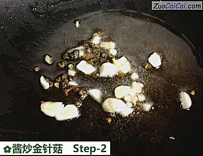 酱炒金针菇做法第二步骤