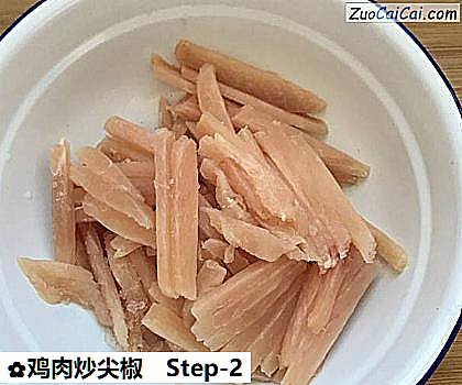 鸡肉炒尖椒做法第二步骤