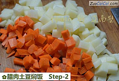 腊肉土豆焖饭做法第二步骤