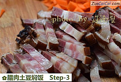 腊肉土豆焖饭做法第三步骤
