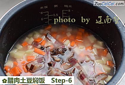 腊肉土豆焖饭做法第六步骤