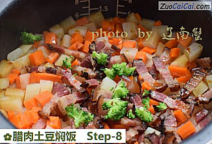 腊肉土豆焖饭做法第八步骤
