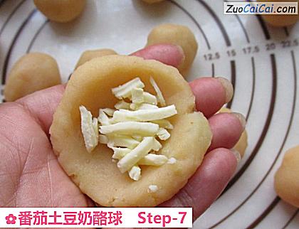 番茄土豆奶酪球做法第七步骤