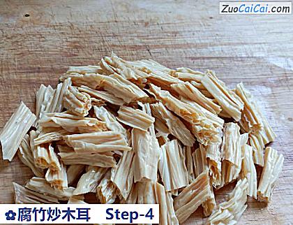 腐竹炒木耳做法第四步骤