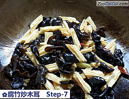 腐竹炒木耳做法第七步骤